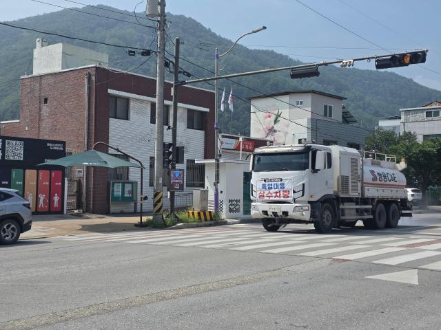 쌍용CE 동해공장이 3일부터 공장 인근 마을을 대상으로 오전과 오후 하루 두 차례 이상 살수 작업을 실시하고 있다 사진쌍용CE 동해공장