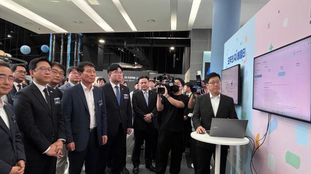 배경훈 부총리가 3일 국립광주과학관에서 열린 전 국민의 AI 활용 역량 및 AI 혁신 생태계 조성을 위한 ‘모두의 AI 성장사다리 프로젝트’ 출범식 이후 실제 현장을 둘러보고 있다 사진안신혜 기자