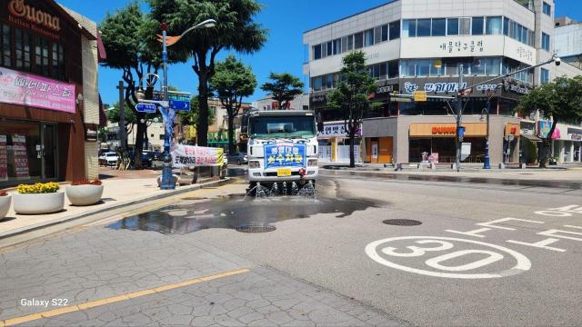 삼척시가 폭염 대응체계로 살수차를 가동시키고 있다 사진삼척시