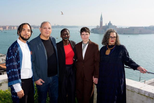 코요 쿠오 사후 2026 베니치아 비엔날레를 이끈 큐레토리알 팀  사진Andrea Avezzu Courtesy La Biennale di Venezia 