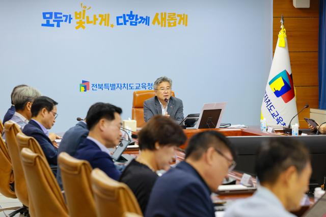 천호성 전북특별자치도교육감이 3일 주간정책회의에서 발언을 하고 있다사진전북특별자치도교육청