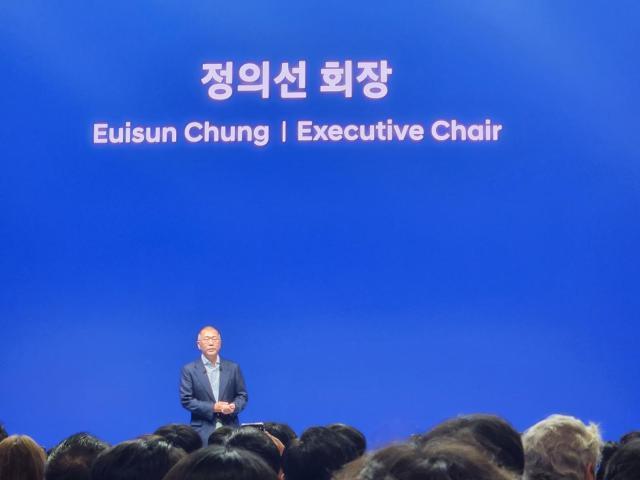 정의선 현대차그룹 회장이 지난해 1월  현대차 고양모터스튜디오에서 직원들에게 안부 인사를 하는 모습 사진현대차
