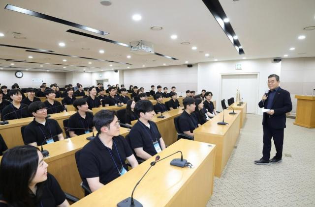 김보현 사장이 30일 대우건설 인재경영원에서 신입사원과 대화를 나누고 있다 사진대우건설