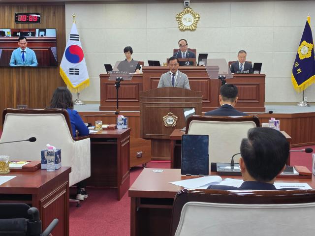 이호성 의원이 3일 열린 제310회 무안군의회 임시회 제7차 본회의에서 5분 자유발언을 하고 있다사진김옥현 기자