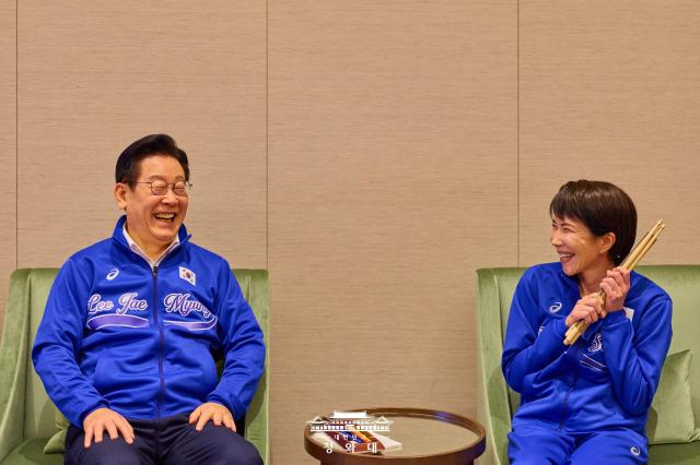 President Lee Jae Myung and Prime Minister Takaichi Sanae share a laugh during an informal exchange in Nara, Japan, on Jan. 13, 2026, after Takaichi proposed an impromptu drum performance during the two leaders' chat. Courtesy of Presidential Office