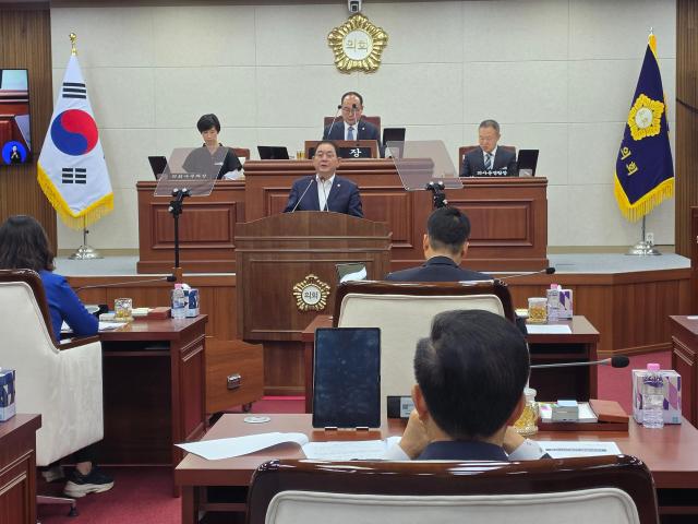 김운중 의원이 3일 열린 제310회 무안군의회 임시회 제7차 본회의에서 5분 자유발언을 하고 있다사진김옥현 기자