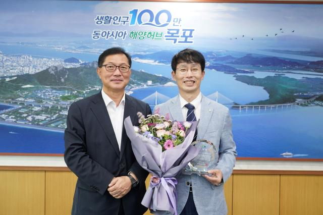 목포시는  3일 법인지방소득세 등 지방재정 확충과 세정 발전에 기여한 한국은행 목포본부에 감사패를 전달했다사진목포시