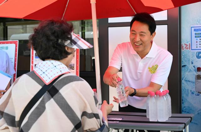 오세훈 서울시장이 지난달 29일 오후 탑골공원을 찾아 어르신들에게 병물 아리수를 나눠주고있다 사진서울시