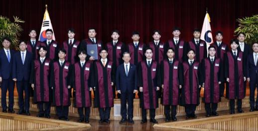법무부, 검찰청 폐지 앞두고 신임 검사 19명 임관식...국가에 봉사할 것