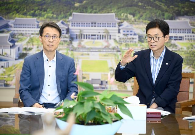 3일 김진오 저출산고령사회위원회 부위원장이 경북도청을 방문해 이철우 지사와 면담을 갖고 중앙정부와 지방정부 간 저출생 대응 협력 방안을 논의하고 있다 사진경상북도