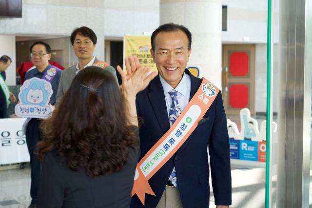 청양군  군수-직원 ‘하이파이브’로 활기찬 청렴·존중 문화 확산사진청양군