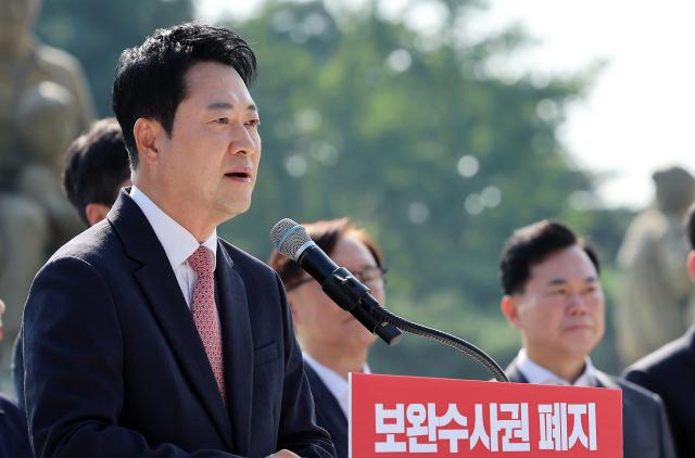 장동혁 국민의힘 대표가 3일 서울 종로구 청와대사랑채 앞에서 열린 현장 최고위원회의에서 형사소송법 개정안에 대한 이재명 대통령의 재의요구권 행사를 촉구하고 있다 사진연합뉴스
