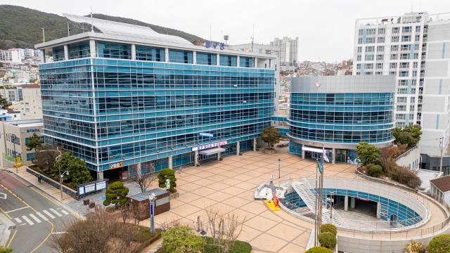 부산 동구청구청장 강철호은 지난달 31일 북항 환승센터 건축주인 피큐건설에 공사 중지 시정명령을 사전 통지했다사진부산동구