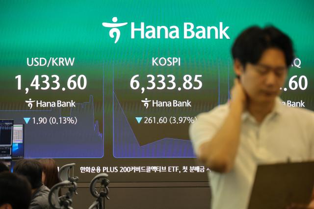 KOSPI slides after historic rally as chip stocks plunge