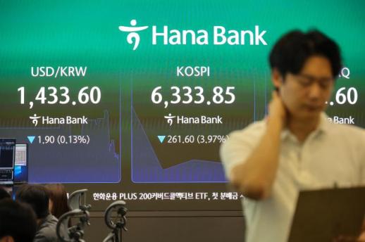 KOSPI slides after historic rally as chip stocks plunge
