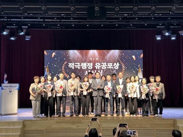 진도군군수 이재각은 행정안전부가 주관하는 ‘제6회 지방자치단체 적극행정 종합평가’에서 진도군 역사상 최초로 행정안전부 장관 표창을 받으며 우수기관에 선정되는 영예를 안았다사진진도군
