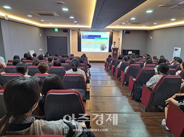 숭실대 화학과 김종훈 교수가 동명여자고등학교에서 특강을 진행했다 사진숭실대