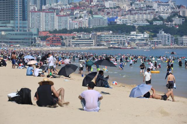 기록적 폭염이 이어지는 2일 부산 해운대해수욕장에서 피서객들이 더위를 식히고 있다 사진연합뉴스