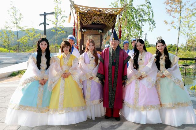 주낙영 경주시장과 경주시 관광 홍보대사 리센느가 지난 2일 경주 라원에서 신라공주 복장을 입고 기념 촬영을 하고 있다 사진경주시