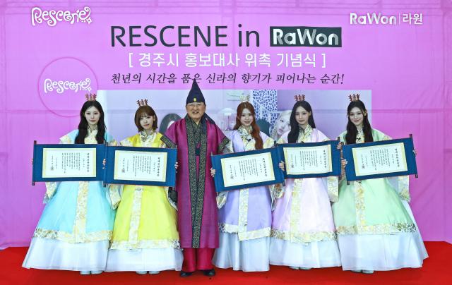 주낙영 경주시장이 지난 2일 경주 라원에서 리센느에게 명예 신라공주증을 수여한 뒤 기념 촬영을 하고 있다 사진경주시
