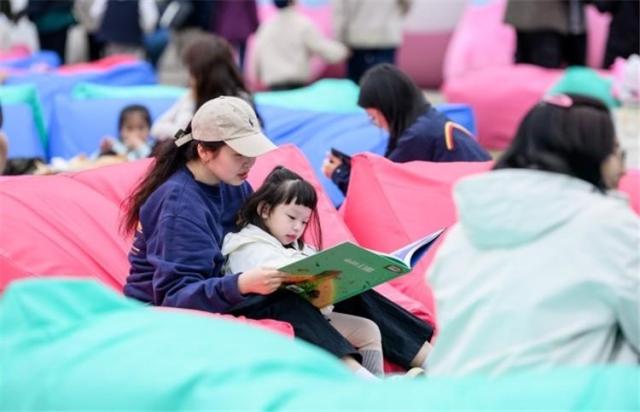 Trẻ em và phụ huynh đọc sách tại Thư viện ngoài trời Seoul

Ảnh do Chính quyền thành phố Seoul cung cấp