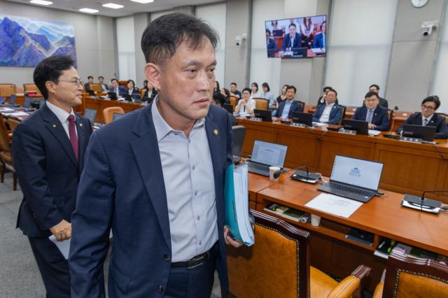 김태규 국민의힘 의원앞이 지난달 29일 국회에서 열린 국회 운영위원회 전체 회의에서 여당 의원들과 설전을 벌이다 퇴장하고 있다 이날 운영위에서 여야는 신속처리안건패스트트랙 심사 기간을 최장 90일로 단축하는 내용을 담은 국회법 개정안 처리를 두고 대립하다 국민의힘이 퇴장하면서 민주당을 비롯한 범여권 주도로 해당 법안을 통과시켰다 사진연합뉴스