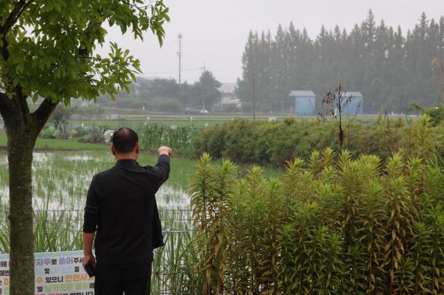 지난달 8일 전남광주통합특별시 광산구 송정동에서 한 주민이 반도체 클러스터가 들어설 부지를 바라보고 있다 사진연합뉴스
