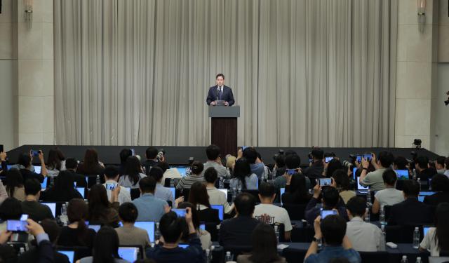 Shinsegae Group chairman Chung Yong-jin center makes a public apology over Starbucks-related controversy at a hotel in southern Seoul on May 26 2026 AJP Yoo Na-hyun