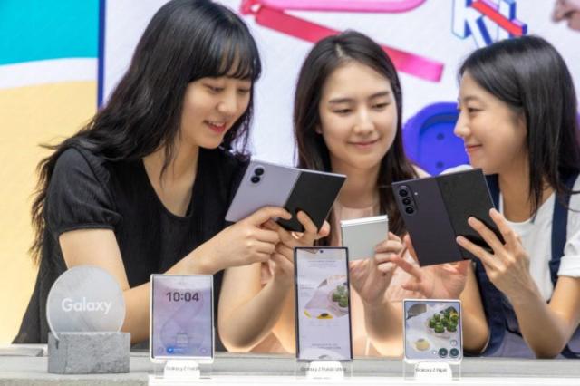 KT 모델들이 갤럭시 Z 폴드8 울트라·폴드8·플립8을 살펴보고 있는 모습사진KT