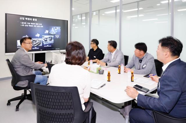 성 시장이 센터장의 현황 설명을 청취하고 있다사진이천시