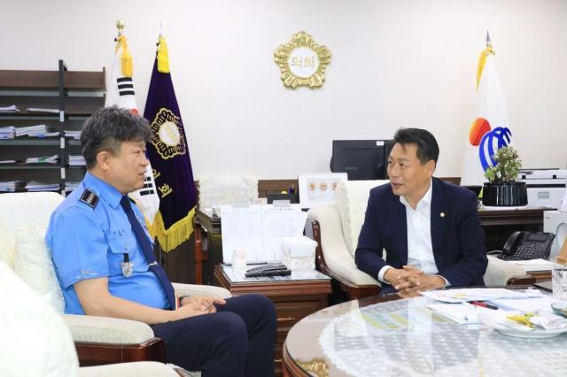 삼척시의회가 4일 의장실에서 동해해양경찰서장을 접견하고 지역 해양안전 확보와 재난 대응 역량 강화를 위한 협력 방안을 논의하고 있다 사진삼척시의회