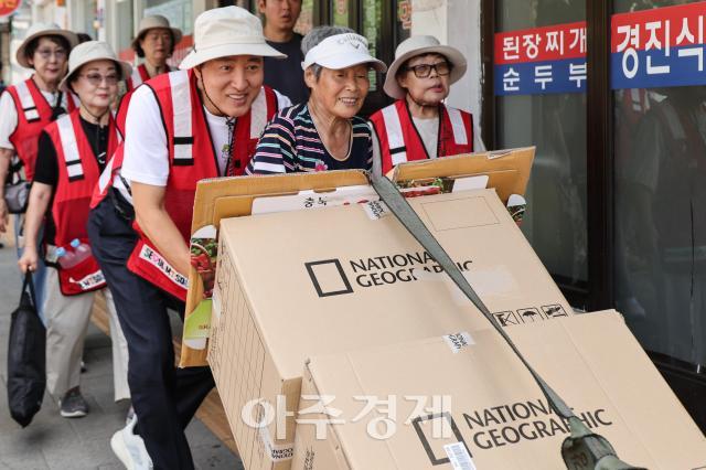 오세훈 시장, 폐지 수집 어르신과 현장 동행