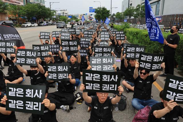 Members of Samsung Electronics Donghaeng union rally in front of the Hwaseong campus on July 16 2026 AJP Han Jun-gu
