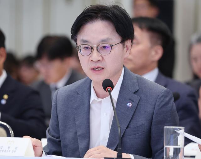 김정관 산업부 장관이 4일 청와대 영빈관에서 열린 이재명 대통령 주재 부처 업무보고에서 보고하고 있다 사진연합뉴스