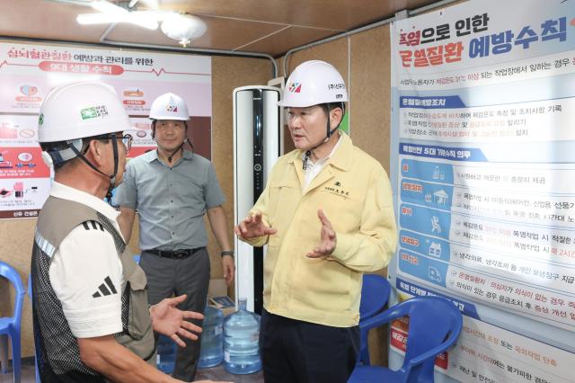 조용호 오산시장이 지난 3일 폭염 대응 현장을 찾아 야외근로자 보호조치와 쉼터 운영 상황을 확인하고 있다 사진오산시