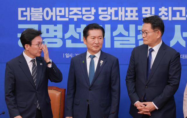 더불어민주당 김민석·정청래·송영길 당 대표 후보가 지난달 20일 오전 서울 여의도 국회에서 열린 민주당 공명선거 실천 서약식에 참석하고 있다 20260720사진유대길 기자 dbeorlf123ajunewscom
