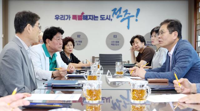 조지훈 전주시장맨 오른쪽이 3일 전주시 보훈단체협의회 소속 단체장들과 간담회를 갖고 있다사진전주시