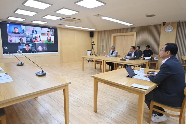 3일 오후 시청 상황실에서 이현재 시장을 비롯하여 하남경찰서 하남소방서 광주하남교육지원청 등 4개 유관기관장과 시민 대표가 ‘실시간 비대면 화상회의’에 참여하여 다양한 의견을 나누고 있다 사진하남시