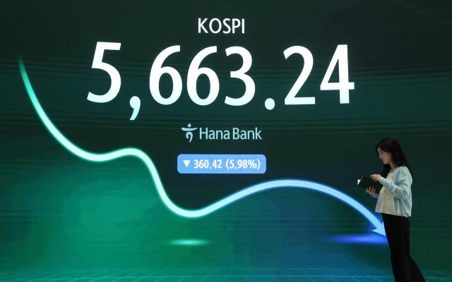 The benchmark KOSPI index is displayed at Hana Bank’s dealing room in Seoul on July 29 2026 Aju Business Daily Yoo Na-hyun