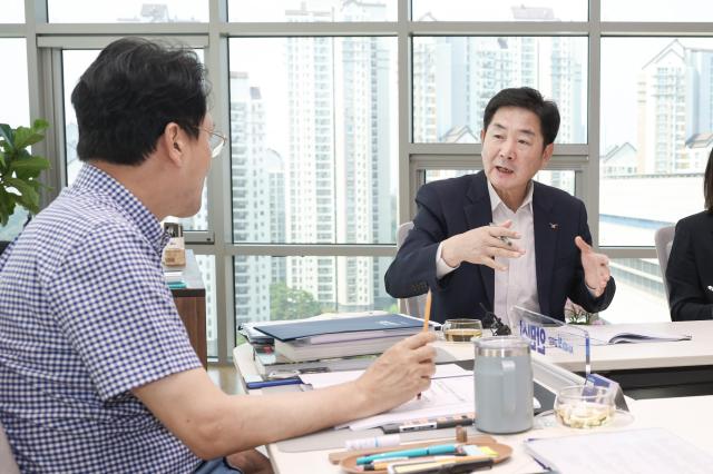 조용호 오산시장이 4일 경기도교육청에서 안민석 경기도교육감과 오산시 지역교육 현안에 대해 의견을 나누고 있다 사진오산시