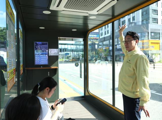 정명근 화성특례시장이 스마트쉘터를 방분해 냉방을 점검하고 있다 사진화성시
