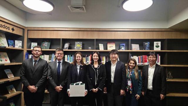 지난 7월 31일 왼쪽부터 구동현 전략기획 부문장 김유원 네이버클라우드 대표 네이버 최수연 대표이사가 칠레 정부 고위 관계자들과 미팅 후 기념사진을 촬영하고 있다사진네이버
