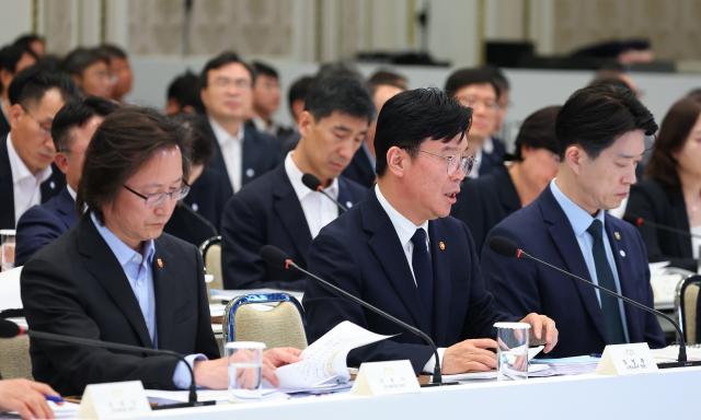 김영훈 노동부 장관이 4일 청와대 영빈관에서 열린 이재명 대통령 주재 부처 업무보고에서 보고하고 있다 왼쪽부터 주병기 공정거래위원장 김 장관 노용석 중소벤처기업부 1차관 사진연합뉴스