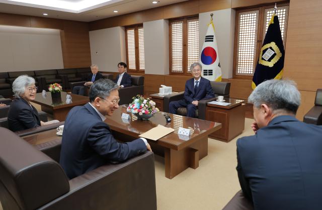 4일 서울 서초구 대법원에서 열린 대법관 후보추천위원회에서 조희대 대법원장 정성호 법무부 장관 등 참석자들이 대화를 나누고 있다 사진연합뉴스