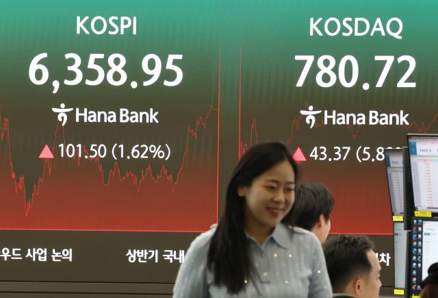 4일 서울 중구 하나은행 본점 딜링룸 전광판에 코스피 코스닥지수가 표시돼있다  이날 코스피는 전장보다 10150포인트162 오른 635895에 거래를 마쳤다 사진연합뉴스