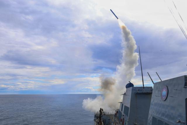 미 해군 알레이버크급 유도미사일 구축함 USS 토머스 허드너가 토마호크 순항미사일을 발사하고 있다 사진미 중부사령부·미 해군·AFP·연합뉴스