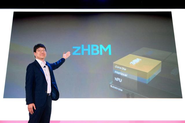 4日現地時間、アメリカ・シリコンバレーで開催されたFMS 2026で発表するサムスン電子の金京倫Dラム開発室常務