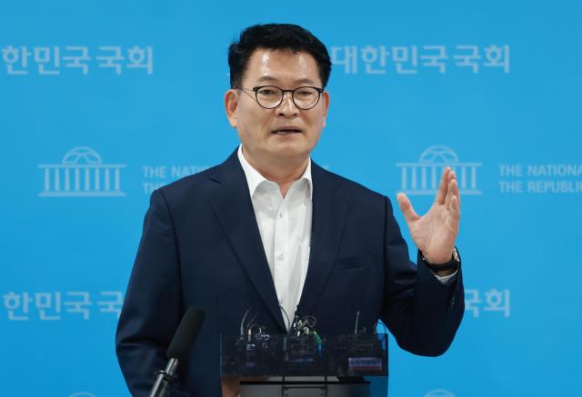 송영길 더불어민주당 당 대표 후보가 5일 국회 소통관에서 조희대 대법원장 탄핵 추진 등을 포함한 사법개혁 관련 기자회견을 한 뒤 취재진 질문에 답하고 있다 사진연합뉴스