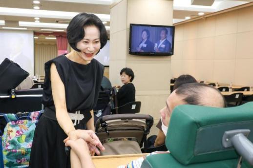 롯데재단, 중증 뇌병변·지체장애인 144명에 맞춤형 보조기기 지원