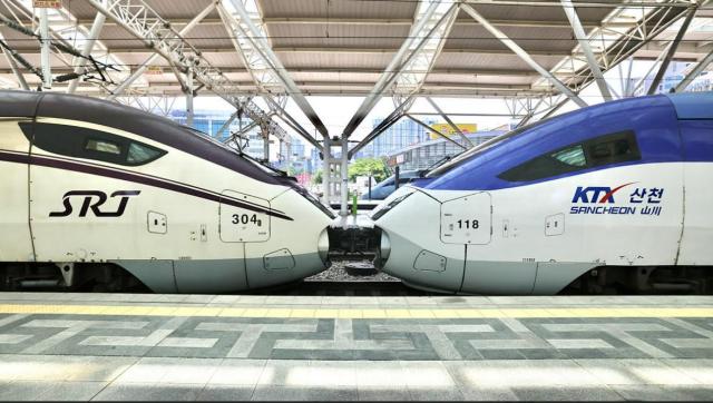 서울역에서 SRT 열차와 KTX-산천 열차가 연결되어 있는 모습 사진코레일
